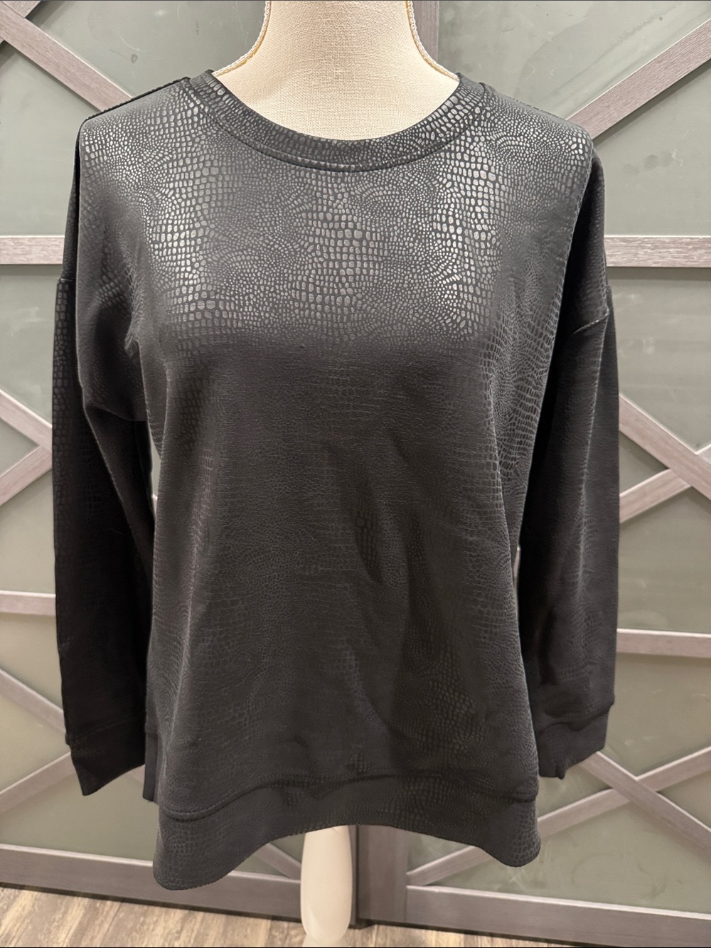 Cable & Gauge Sport Black Crewneck Top